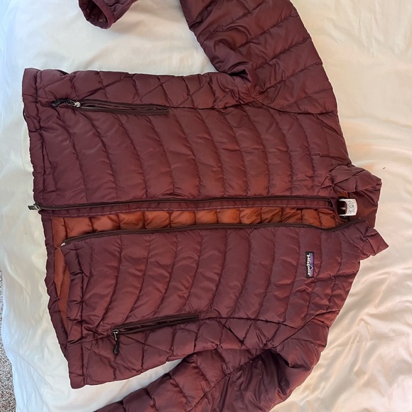 Very Worn Patagonia Maroon Down Puffy Jacket Womens Médium - Picture 1 of 5